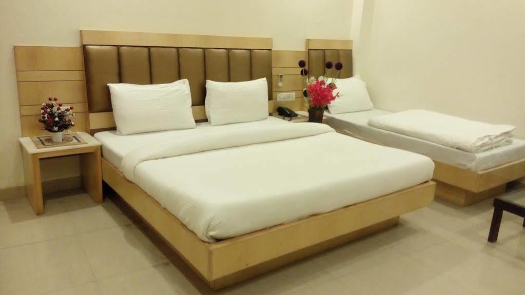 Hotel Golden Gate Нью-Дели Экстерьер фото