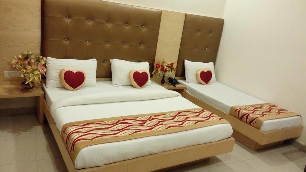 Hotel Golden Gate Нью-Дели Экстерьер фото